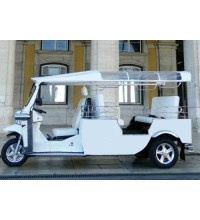 Explore Madrid aboard a tuk tuk